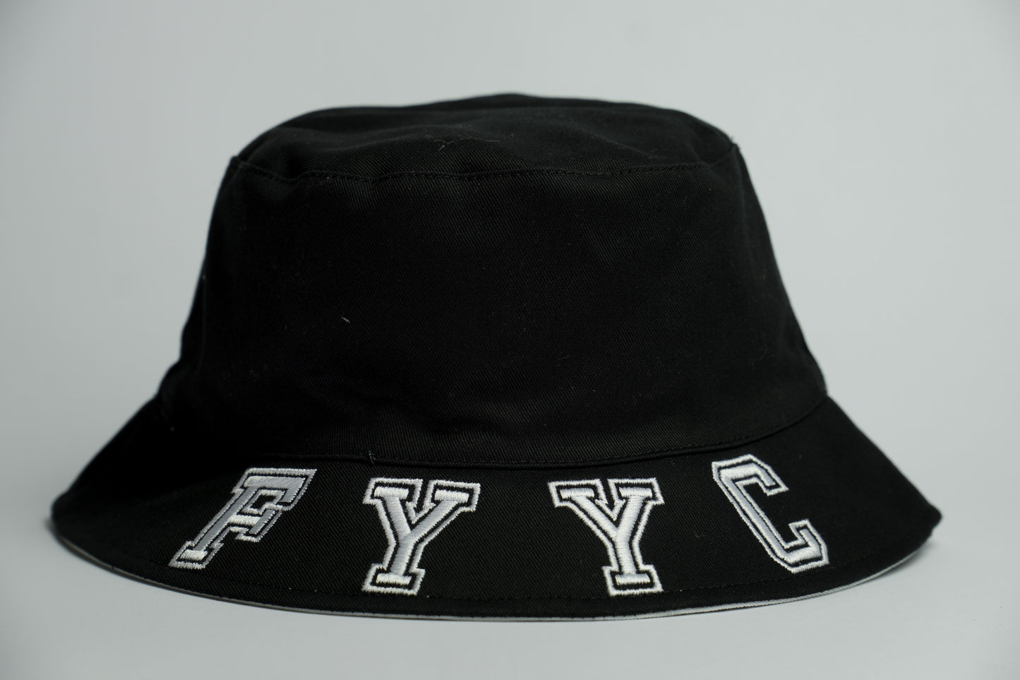 WHITE AND BLACK BUCKET HAT