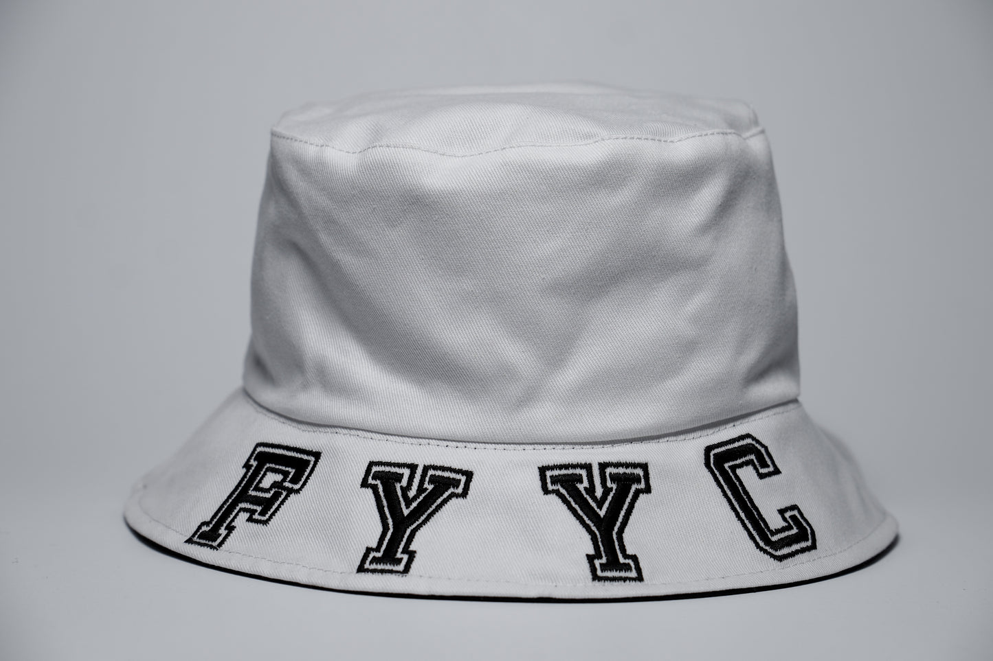 WHITE AND BLACK BUCKET HAT
